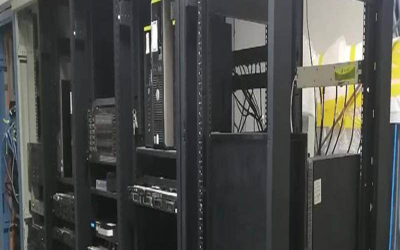 机房服务器都有哪些设备（机房服务器都有哪些设备呢）