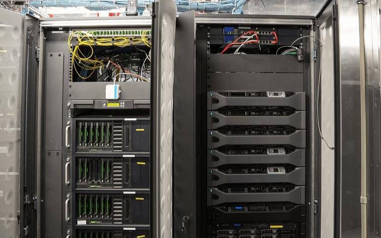 为您的企业设置服务器机房的6个步骤（企业服务器主机）